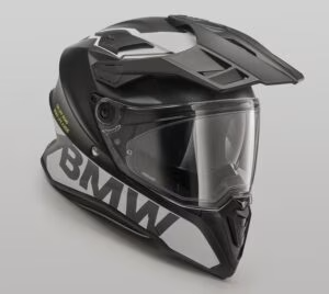 Schwarzer BMW Motorrad Enduro-Helm mit Schirm und klarem Visier in der Seitenansicht