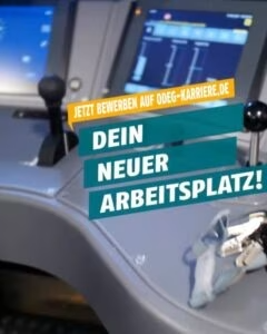 Fahrerkabine mit Bedienpult und der Einblendung „Dein neuer Arbeitsplatz“ aus der DOEG-Karrierekampagne
