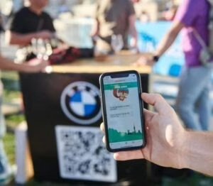 Besucher öffnet die Dynamic Tour per QR-Code am BMW-Stand der IAA Mobility