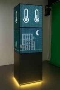 Beleuchtete LED-Stele im Studio mit Grafiken zu Temperatur und nächtlicher Stadt